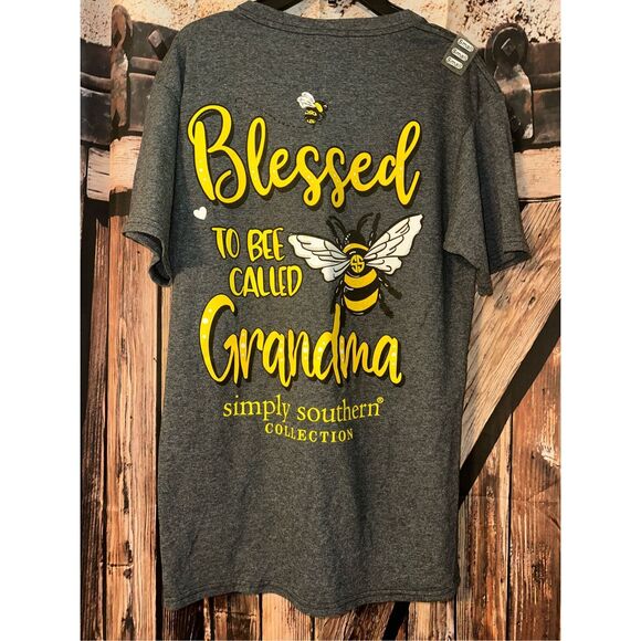 Simply Southern Short sleeve T-shirt Blessed To Bee a Grandma size small NWT - Picture 1 of 4